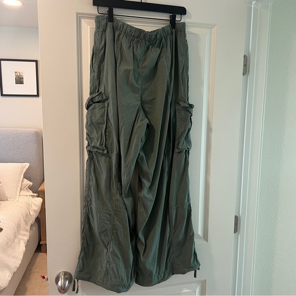 Lululemon Lightweight Adjustable Mid Rise Cargo Pants - Picture 5 of 6